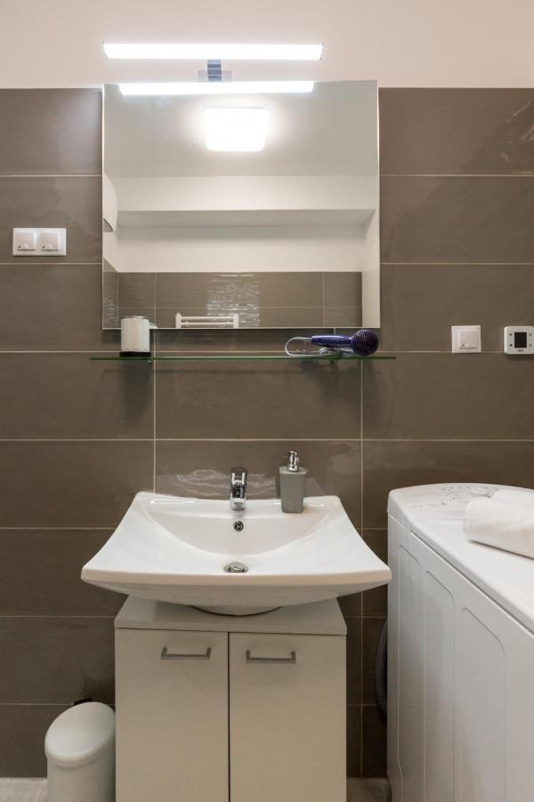 Downtown Residences - Ac,elevator,terrace Apartament